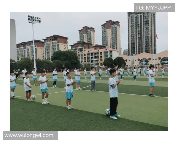 中国足球明星与球队合影留念展现团结与拼搏精神的精彩瞬间